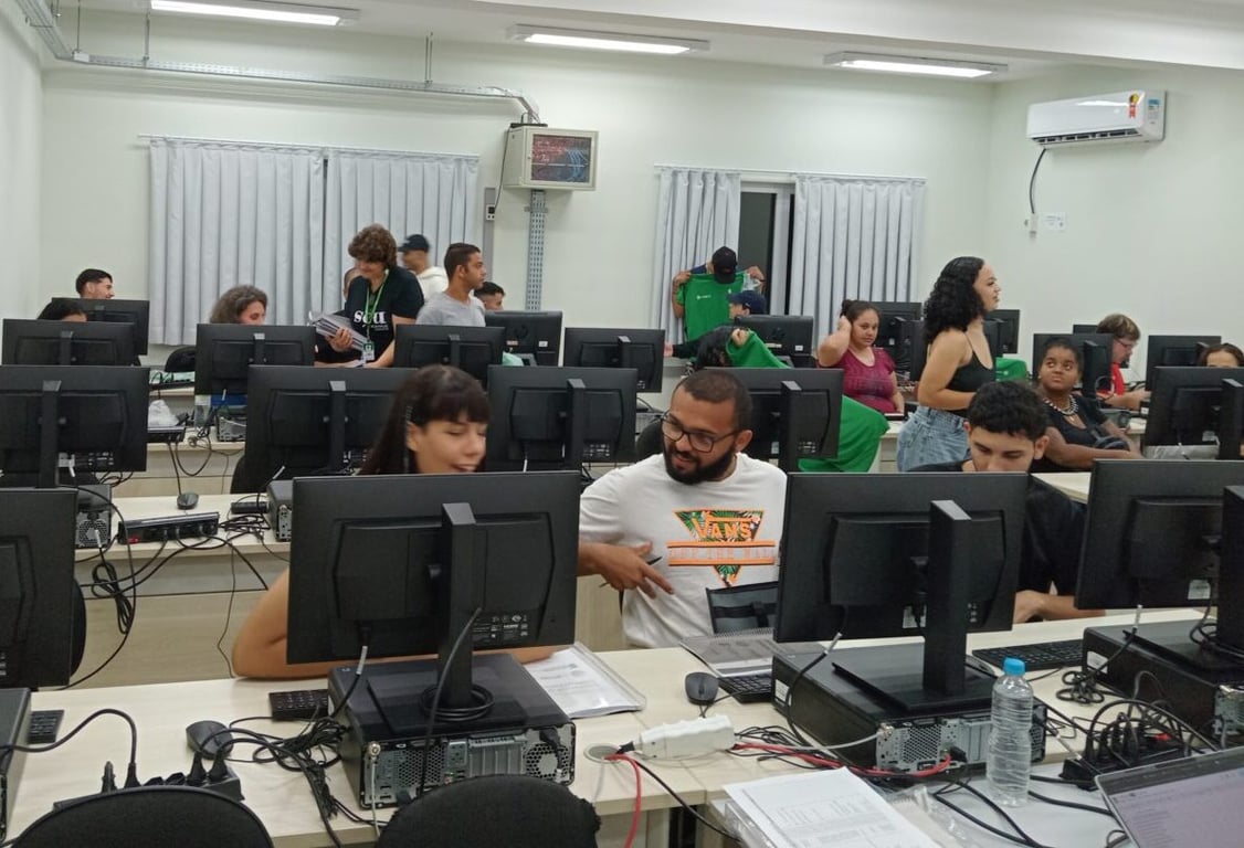 Sala de aula de educação profissional, com adultos em laboratório de informática