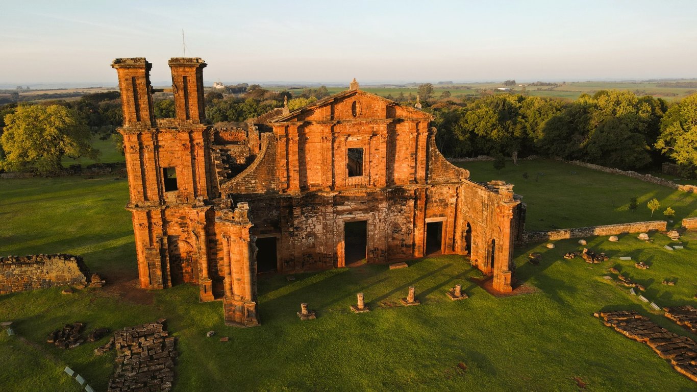 Ruínas de São Miguel das Missões ao entardecer, patrimônio histórico da região missioneira