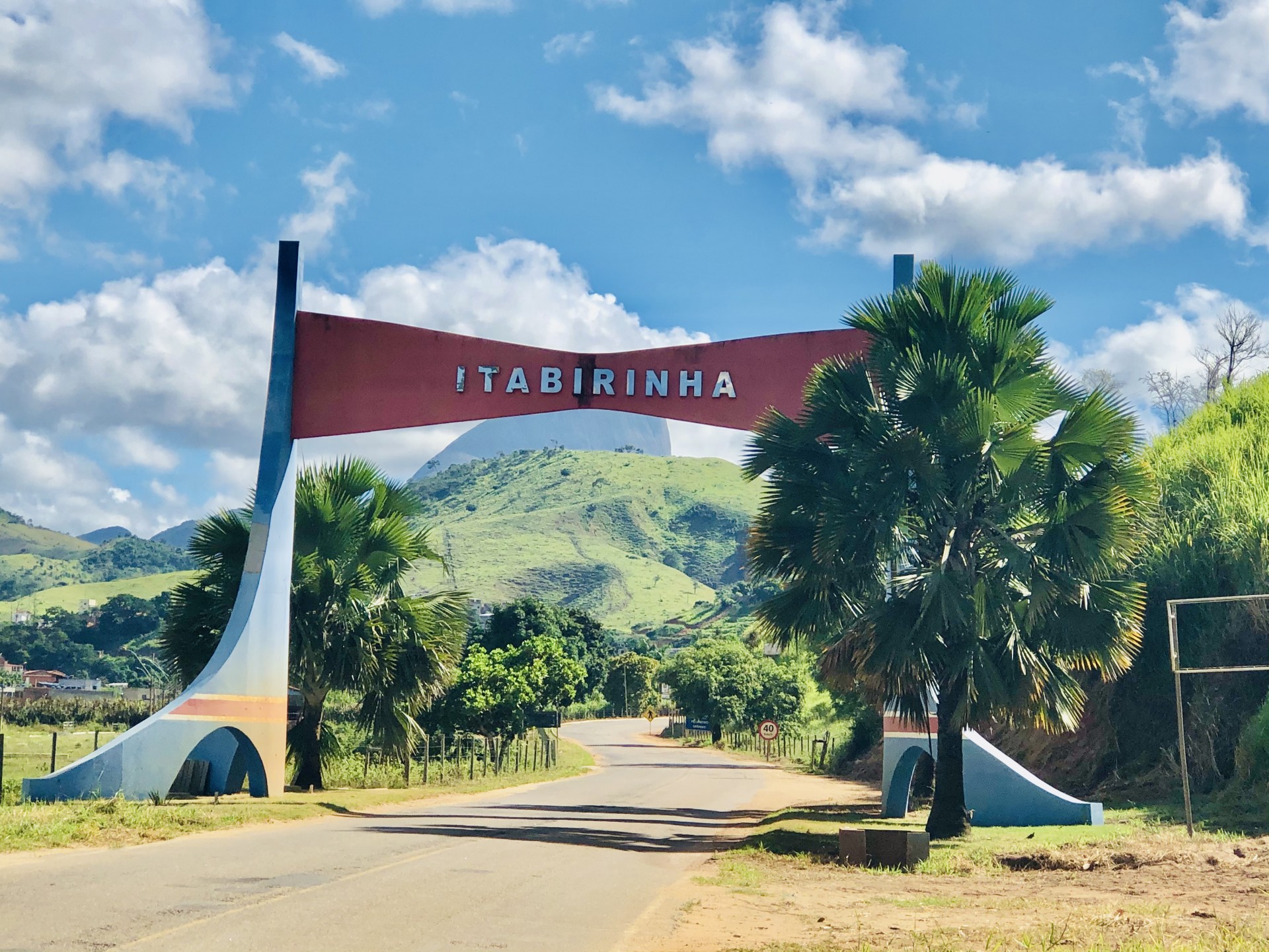 Entrada de Itabirinha MG, com montanhas ao fundo.