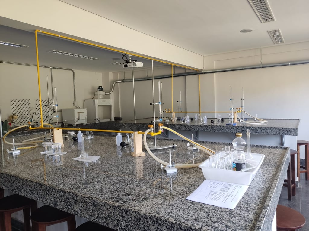 Bancada de laboratório de química com vidrarias e instrumentos de análise, ambiente acadêmico