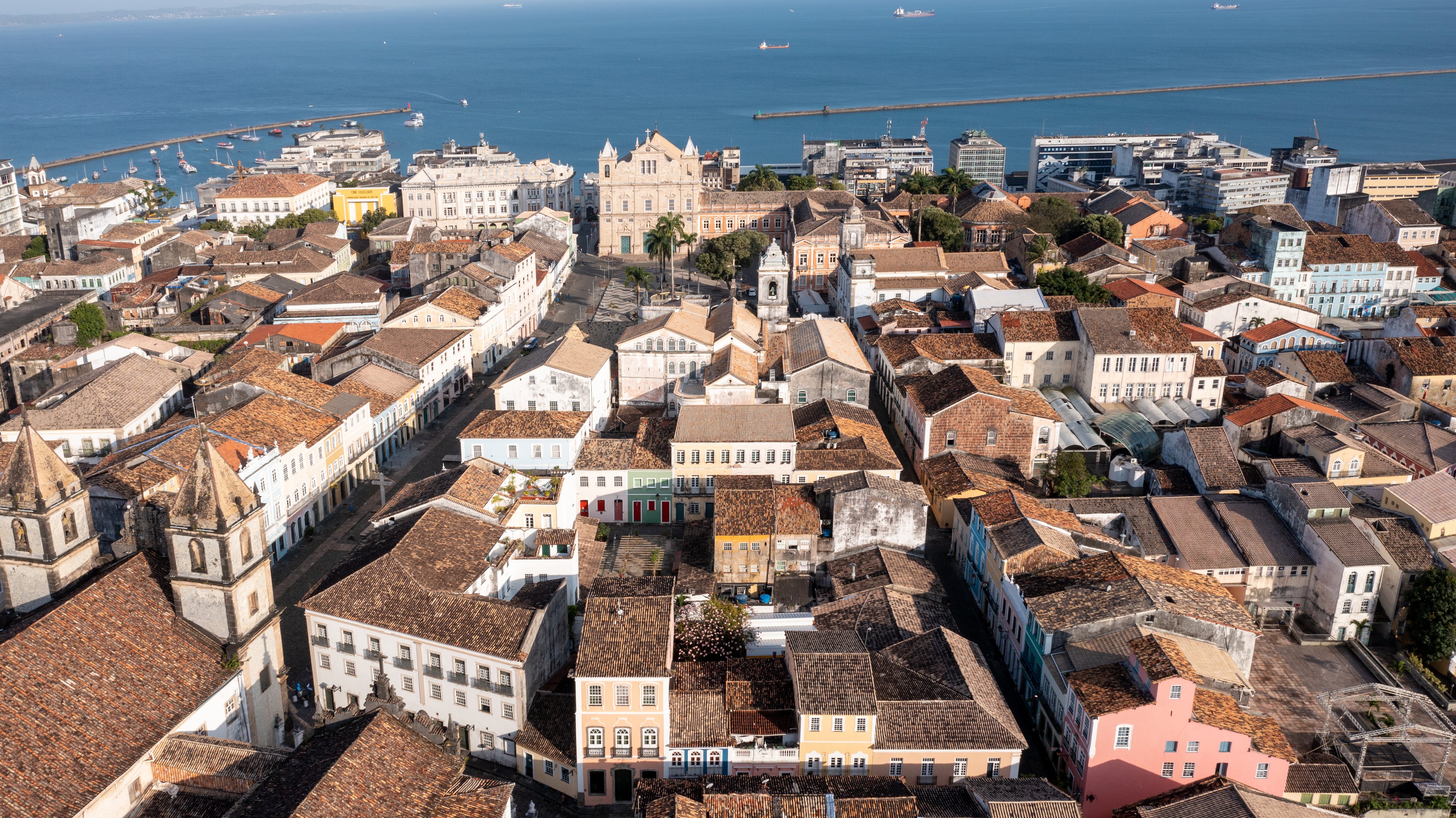Vista panorâmica de Salvador, Bahia, com o centro histórico e o mar ao fundo