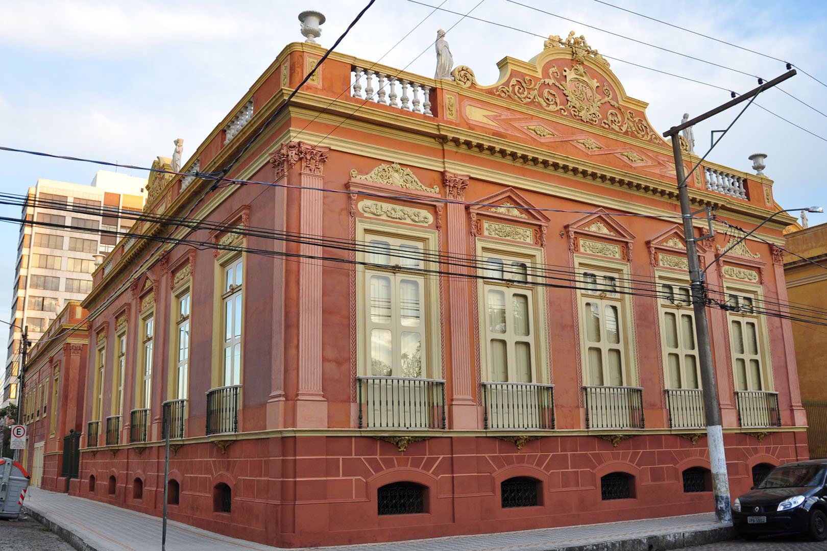 Centro histórico de Pelotas RS, com casarão eclético em cena urbana diurna