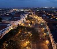 Vista panorâmica do Centro Histórico de São Luís do Maranhão ao entardecer, com casario colonial e a orla ao fundo