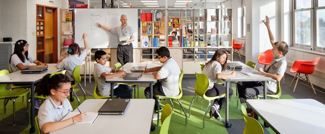 Sala de aula de escola pública — ambiente de ensino na educação básica