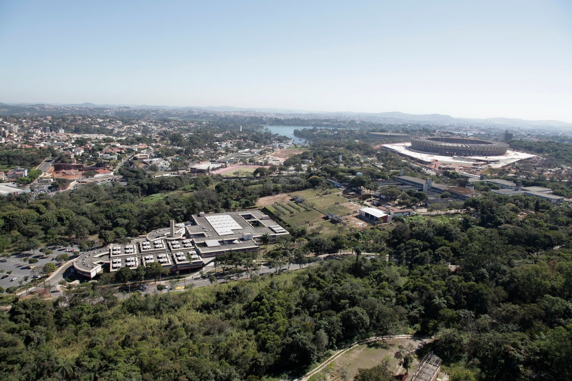 Vista aérea do campus Pampulha da UFMG, com prédios integrados a áreas verdes