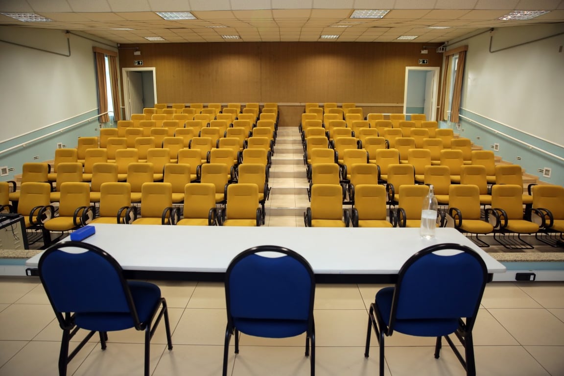 Ambiente acadêmico — sala de aula universitária