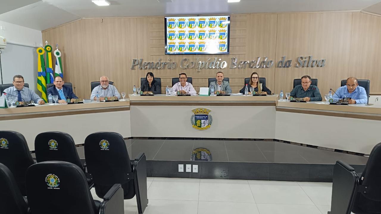 Plenário de câmara municipal brasileira, com bancadas semicirculares e bandeiras ao fundo