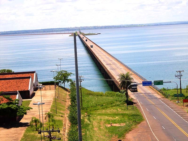 Orla fluvial de Santa Fé do Sul SP, com ponte ao fundo e luz do dia sobre o rio