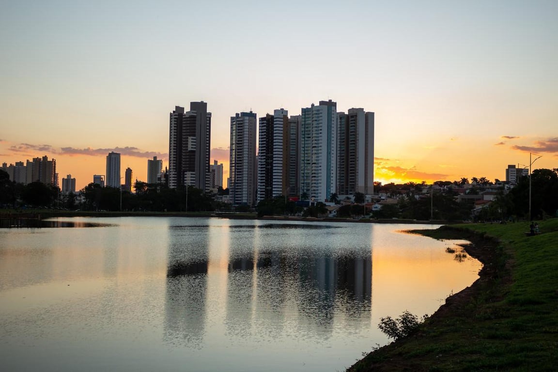 Skyline de Campo Grande MS ao entardecer refletido na água