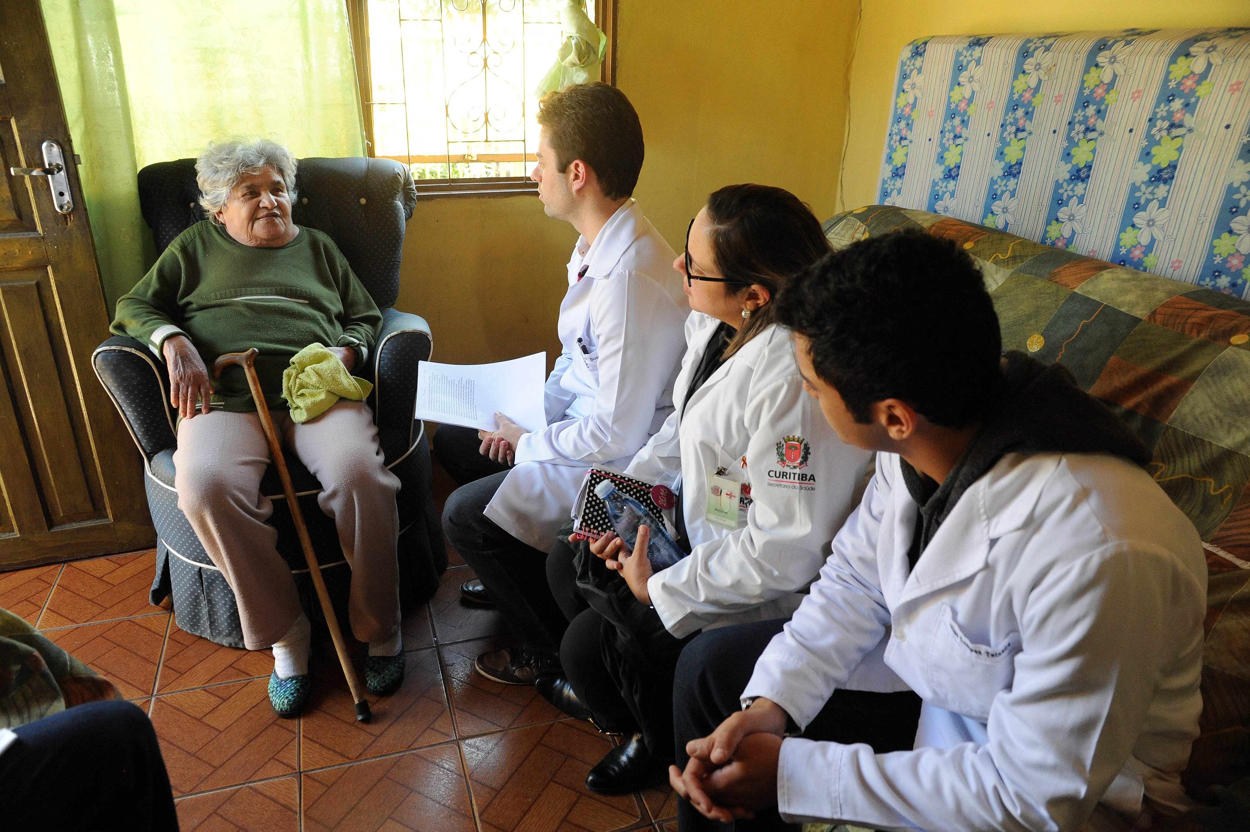 Atendimento em unidade de saúde da família, representando a atenção primária do SUS