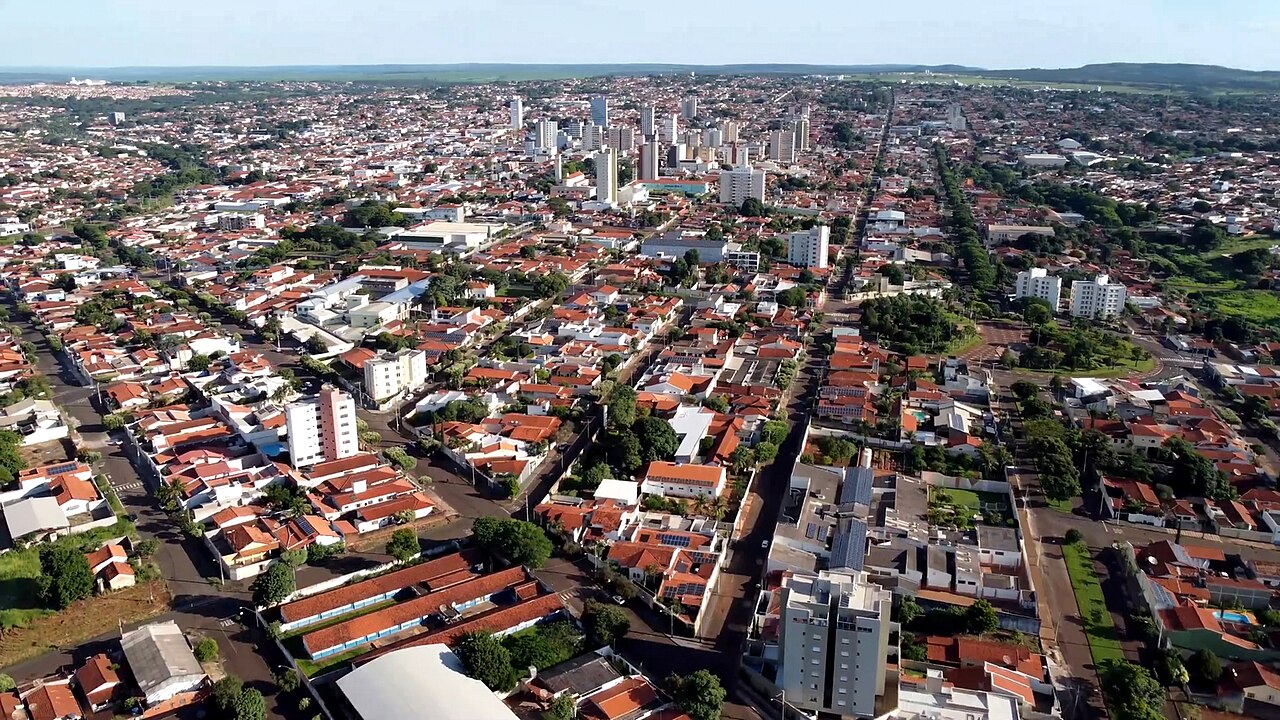 Vista aérea de Ituiutaba MG, com área urbana e paisagem ao redor