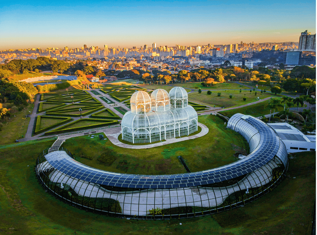 Cenário urbano do Paraná, com áreas verdes e composição horizontal