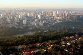 Centro urbano arborizado de pequena cidade do interior paulista ao entardecer