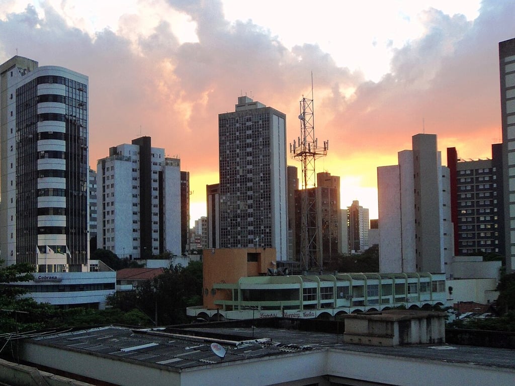 Belo Horizonte ao pôr do sol, vista do skyline