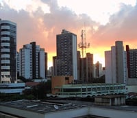 Vista panorâmica do skyline urbano de Belo Horizonte ao pôr do sol.