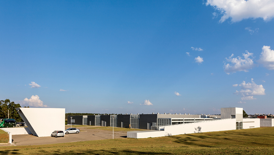 Campus da UFSCar em São Carlos, com prédios e área verde ao fundo
