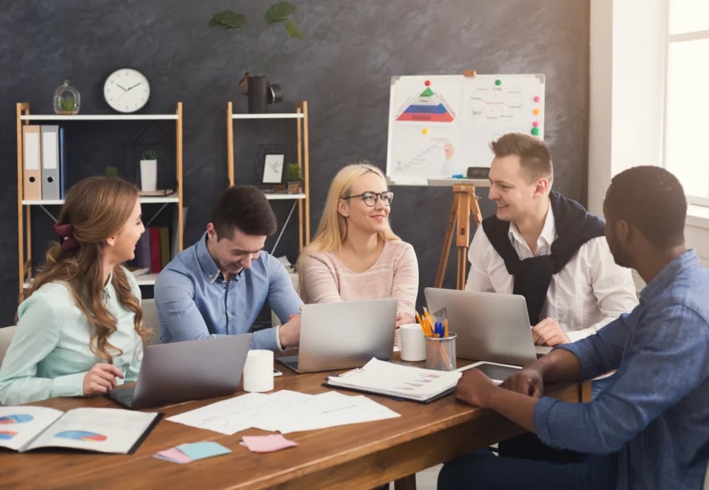 Equipe em escritório colaborativo