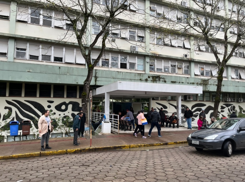 Entrada do Hospital Universitário de Santa Maria (HUSM), com identificação do SUS e da UFSM na fachada