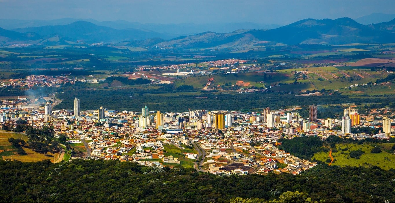 Vista aérea de Pouso Alegre MG, com a cidade emoldurada por montanhas ao fundo