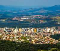 Vista aérea de Pouso Alegre MG, com a cidade emoldurada por montanhas ao fundo