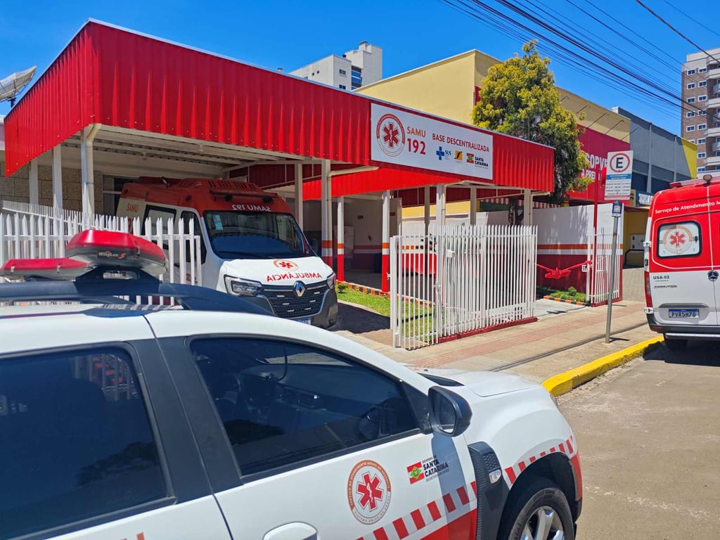 Ambulâncias do SAMU 192 de Santa Catarina estacionadas em base operacional