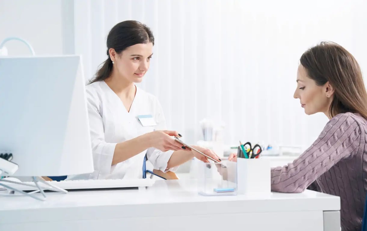 Profissional de saúde atendendo paciente em consultório de atenção primária