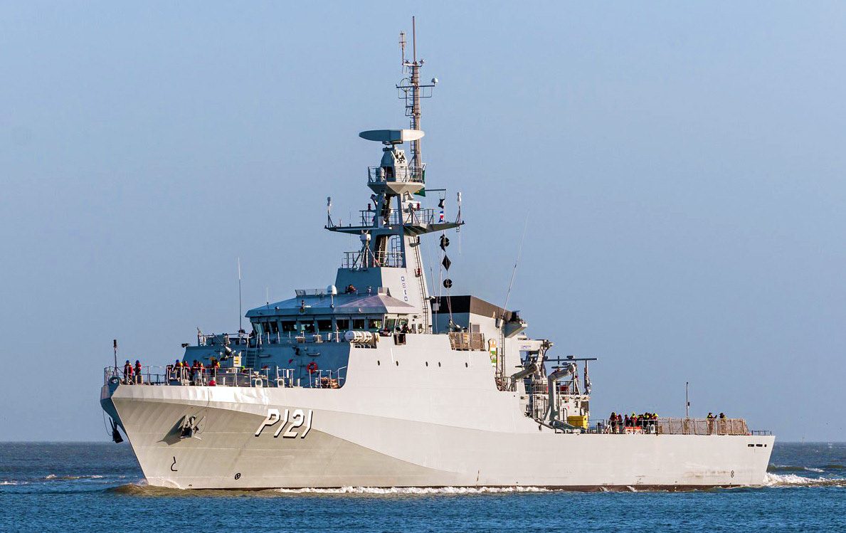 Navio-patrulha da Marinha do Brasil navegando em rio amazônico ao entardecer