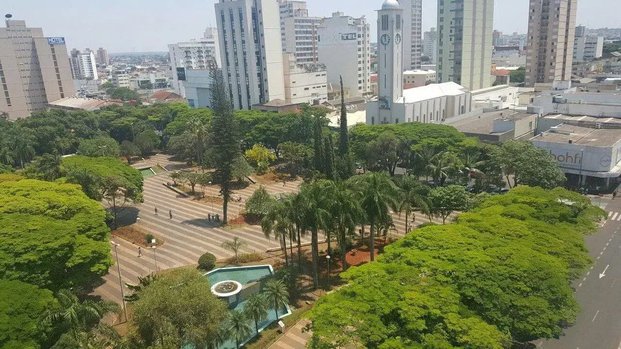 Vista do Campus Santa Mônica da UFU, com áreas verdes e entorno urbano