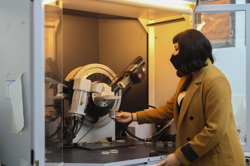 Laboratório de pesquisa em química com bancada e vidrarias; imagem ilustrativa