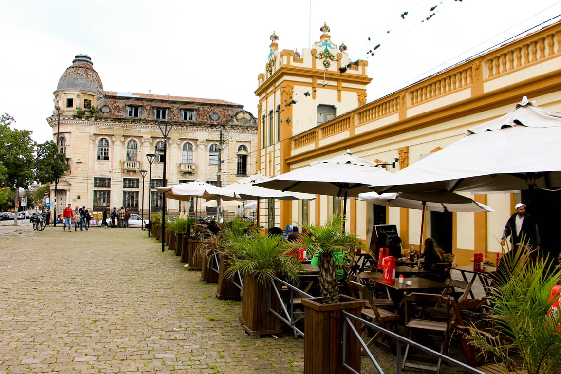 Centro histórico de Pelotas RS em dia ensolarado, com praças e prédios públicos ao fundo