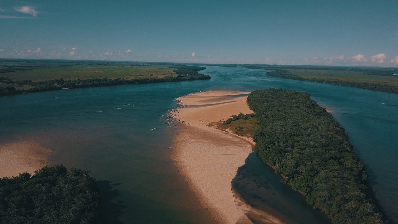 Vista aérea do Rio Iguaçu no Oeste do Paraná