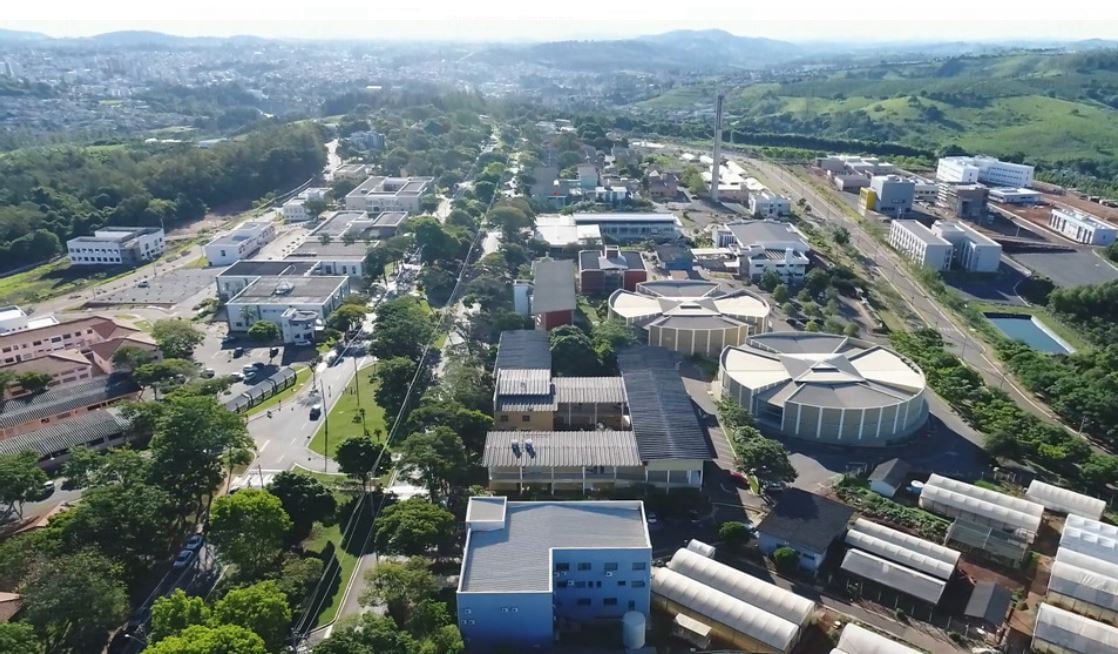 Vista aérea da UFLA, com prédios acadêmicos e áreas verdes