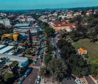 Vista aérea de Águas de São Pedro SP, destacando áreas verdes e o traçado urbano.