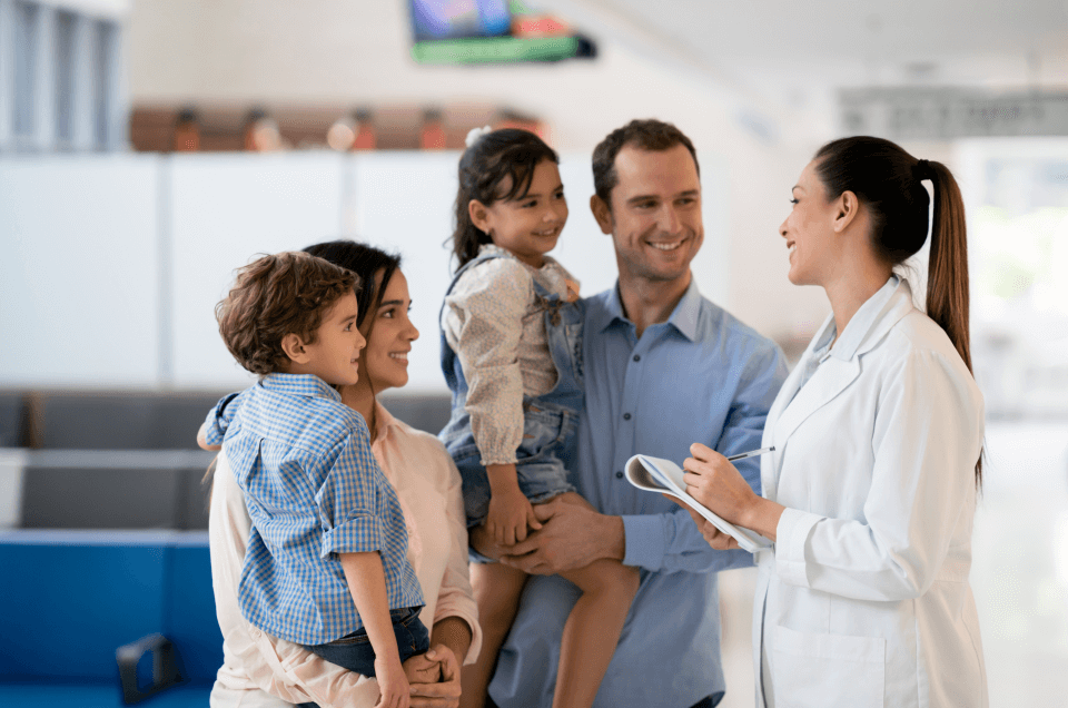 Profissional de saúde em farmácia do SUS, com prateleiras de medicamentos ao fundo
