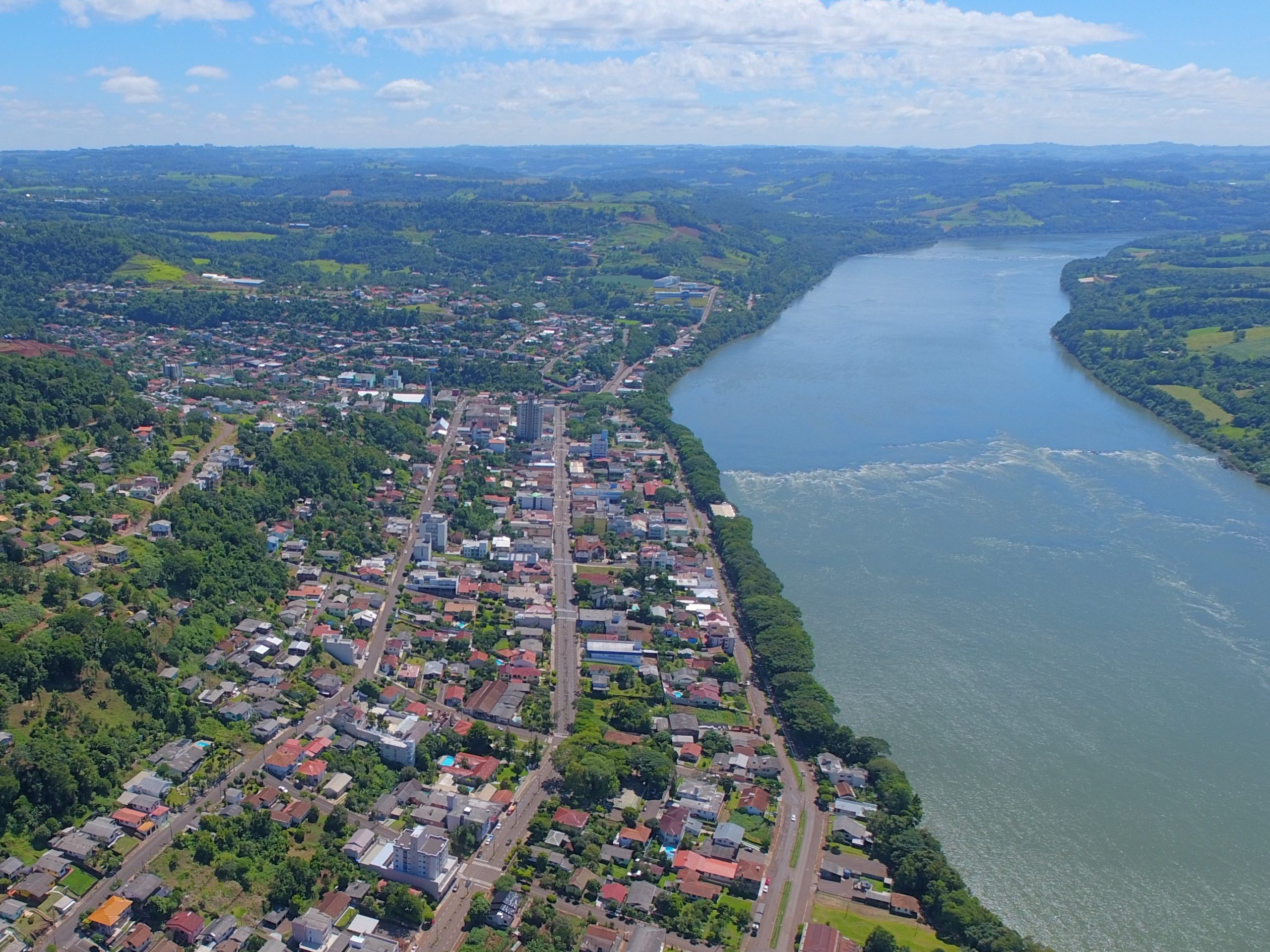 Vista aérea de Itapiranga, com área urbana às margens do Rio Uruguai