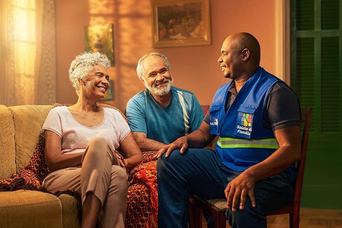 Equipe de saúde da família em atendimento comunitário no interior paulista