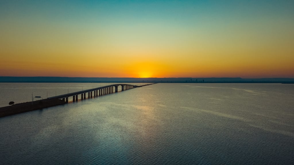 Vista aérea de Palmas, Tocantins, com lago e ponte ao pôr do sol