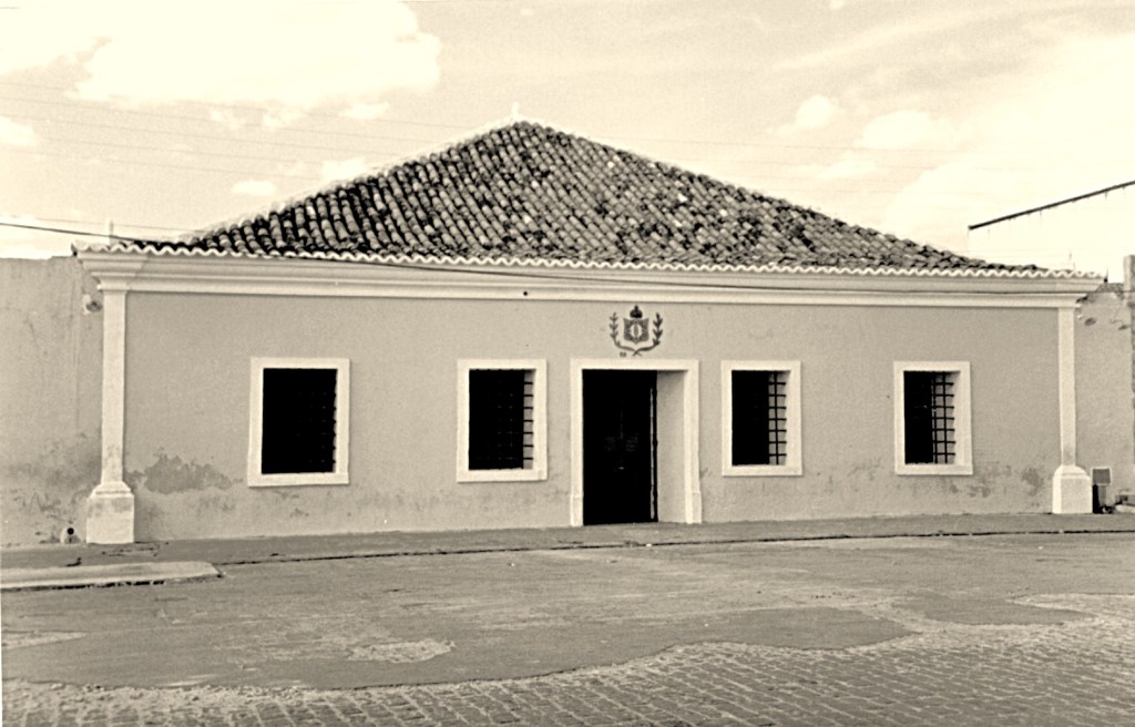 Vista urbana no sertão paraibano, com céu aberto e paisagem de caatinga