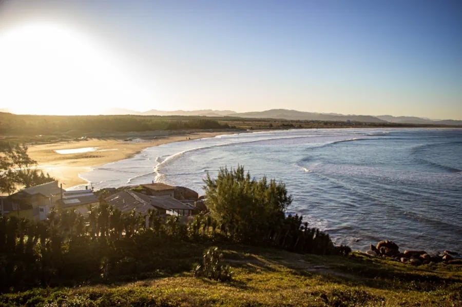 Pôr do sol em cidade costeira de Santa Catarina