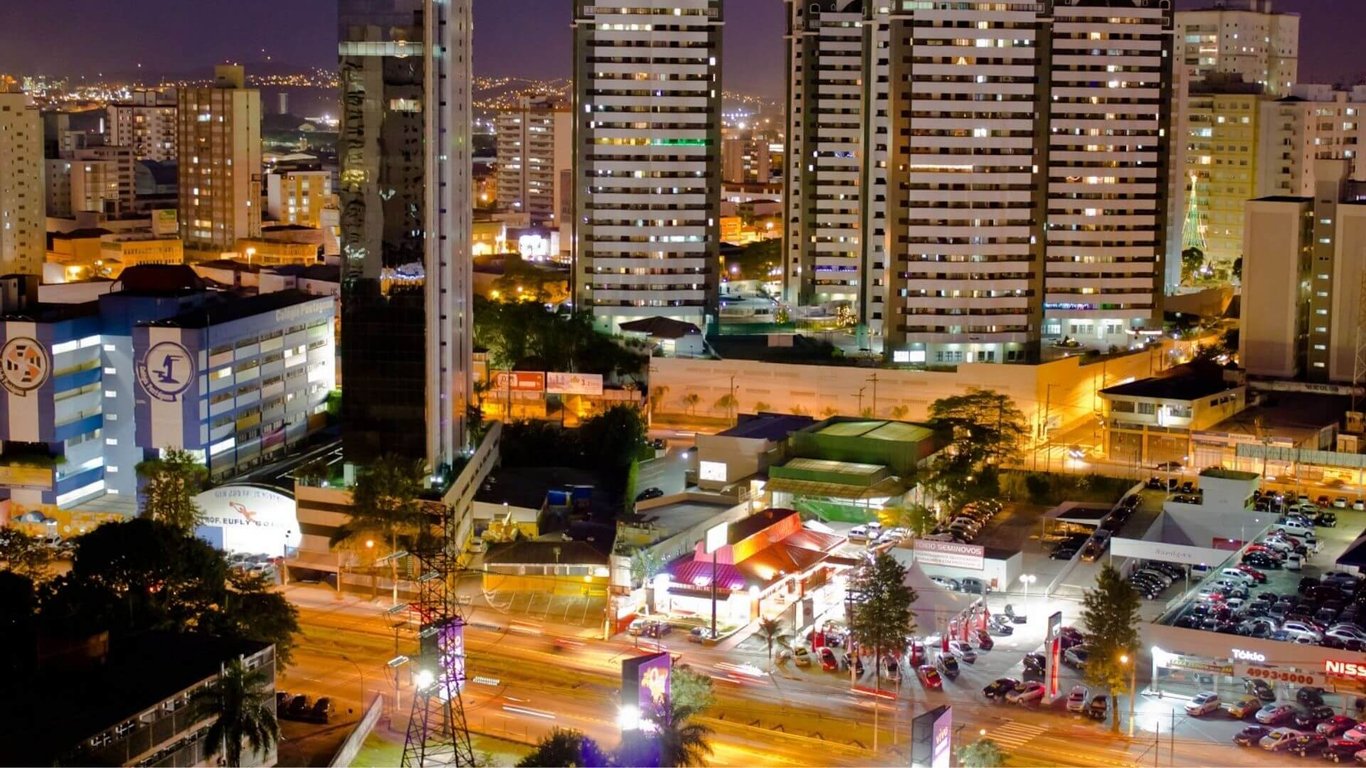 Vista urbana de Santo André SP, com prédios e avenidas iluminadas à noite