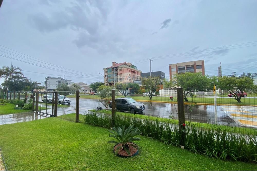 Litoral Norte do Rio Grande do Sul em dia chuvoso, com área urbana próxima à orla