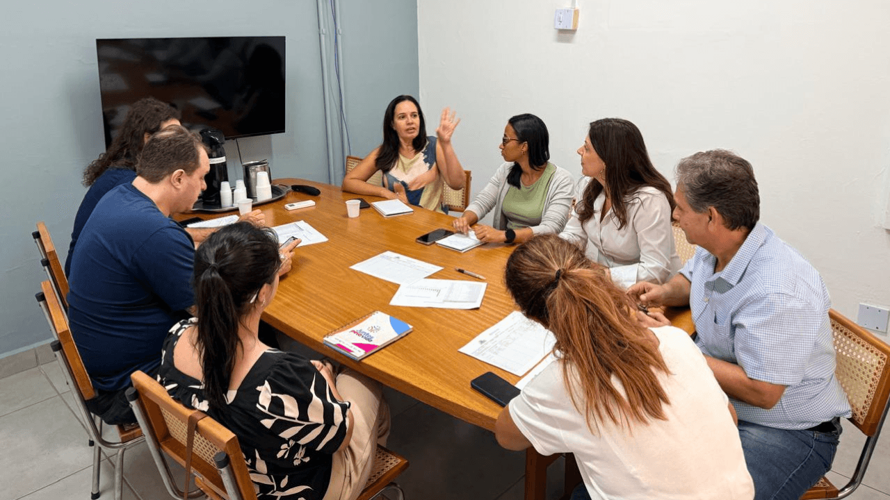 Profissionais de saúde e educação em ambiente público municipal