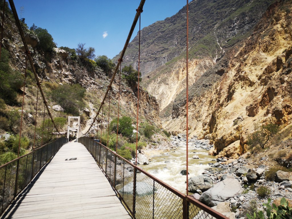 Ponte sobre rio em cenário montanhoso de Minas Gerais