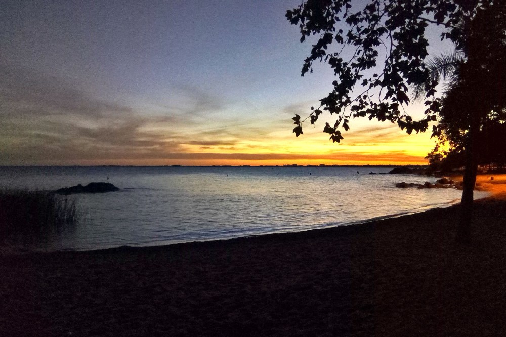 Orla de São Lourenço do Sul ao pôr do sol, com a Lagoa dos Patos ao fundo