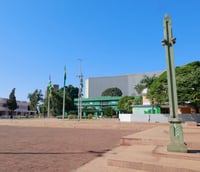 Vista da praça central de Anicuns GO, com arquitetura típica do interior goiano.