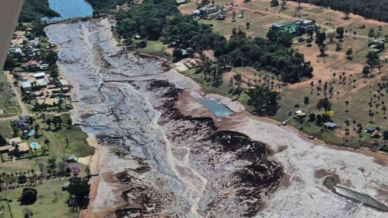 Vista aérea de área rural e curso d’água em Rio Brilhante (MS)