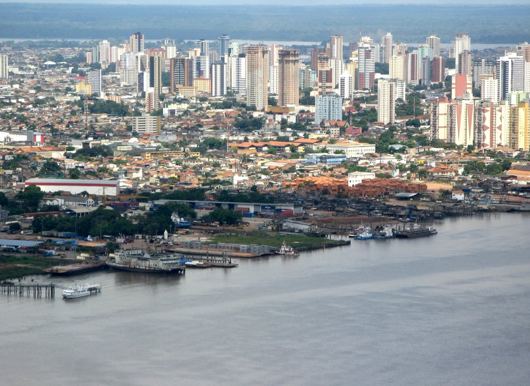 Vista panorâmica de Belém do Pará ao pôr do sol, com o Rio Guajará e o skyline da cidade