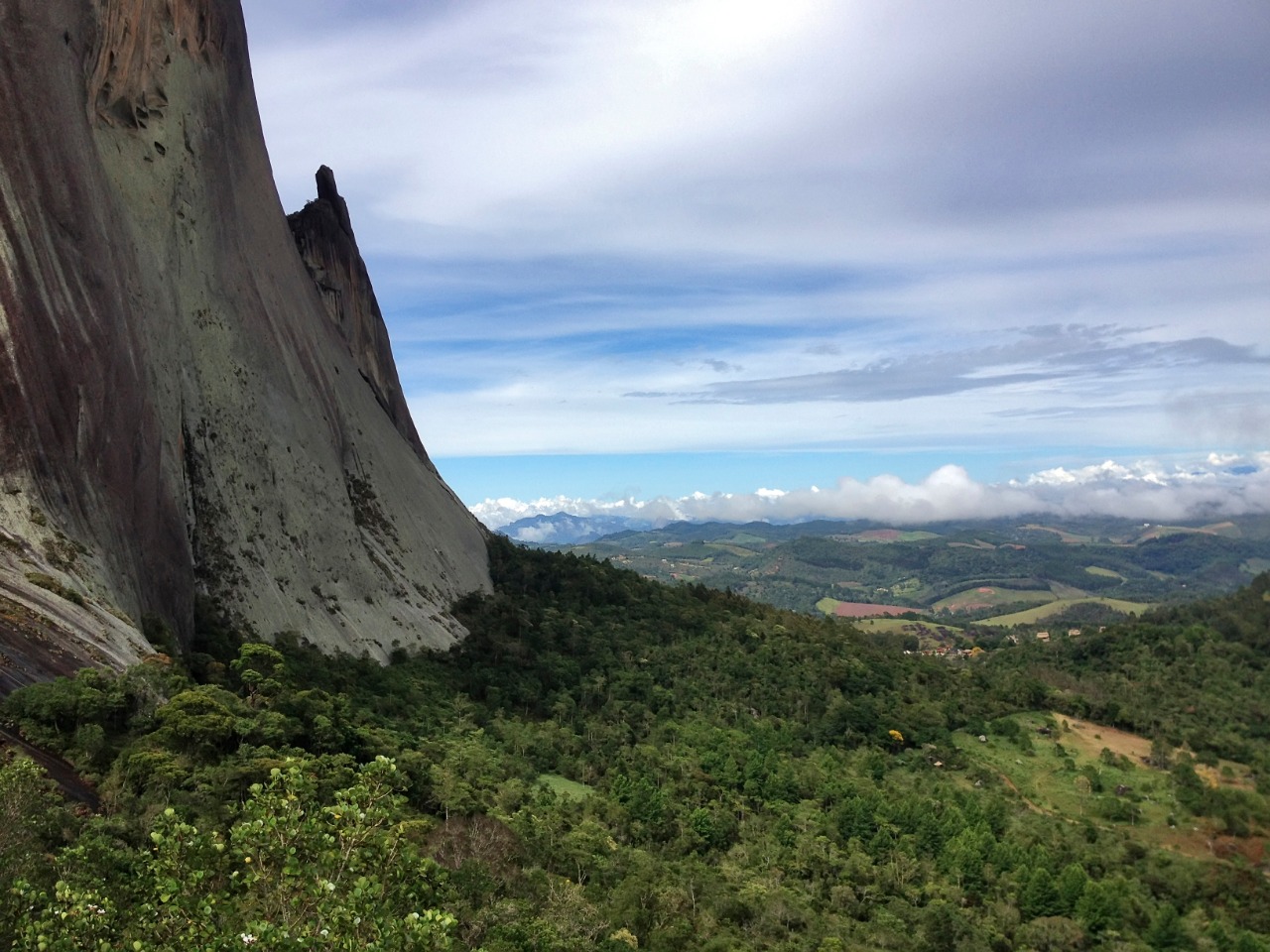 Parque Estadual de Forno Grande, em Castelo ES, com maciço rochoso e Mata Atlântica ao entardecer
