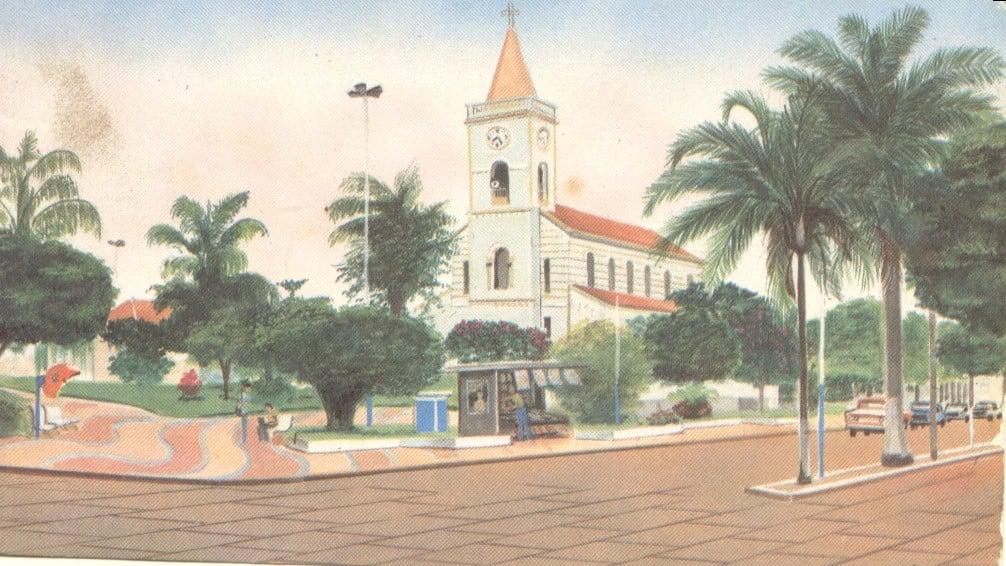Praça e igreja matriz em Colina (SP)