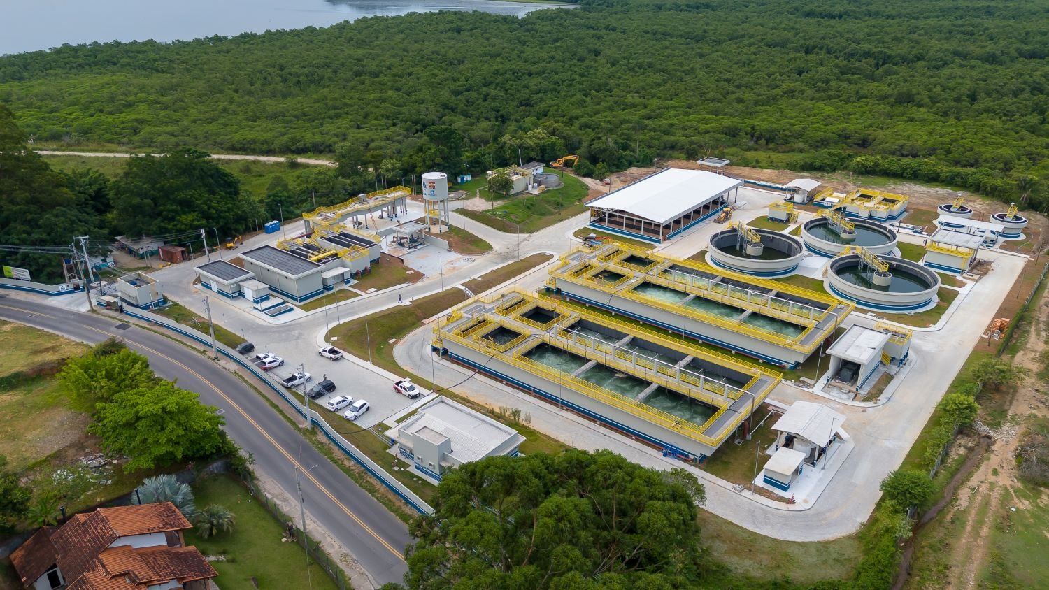 Estação de tratamento de água vista do alto, com tanques e estruturas de saneamento em área aberta